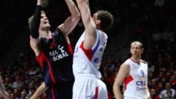 <b>PROTAGONISMO. </b>Sean Singletary vuela ante Ramunas Siskauskas.