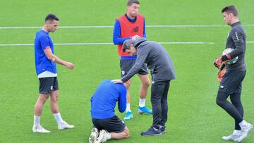 El doctor Angulo atiende a Aduriz de la cara.