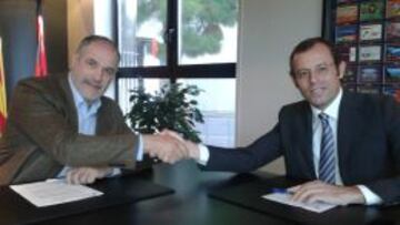 Zubizarreta, con Rosell en la firma.