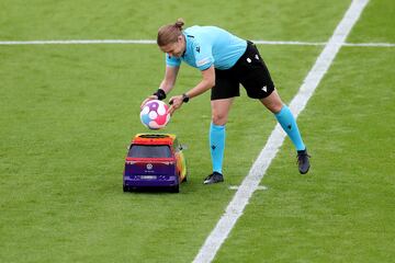 Dentro de la campaña de promoción del ID Buzz, Volkswagen ha creado un modelo a escala teledirigido para llevar el balón al campo en los partidos de la Eurocopa femenina. Ayer no faltó a su cita con la árbitra Esther Staubli  en los prolegómenos de la semifinal entre Inglaterra y Suecia, disputada en el estadio Bramall Lane, en Sheffield.