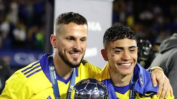 Boca Juniors' forwards Dario Benedetto (L) and Luca Langonie pose with the trophy after winning the Argentine Professional Football League tournament, after tying 2-2 with Independiente at La Bombonera stadium in Buenos Aires, on October 23, 2022. (Photo by ALEJANDRO PAGNI / AFP)