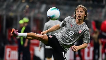 AC Milan's Croatian midfielder #14 Luka Modric warms up before the Italian Serie A football match between AC Milan and Cremonese at San Siro stadium in Milan, on August 23, 2025. (Photo by PIERO CRUCIATTI / AFP)