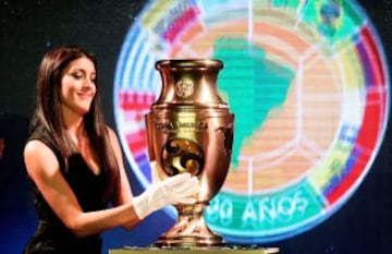 BOG204. BOGOTÁ (COLOMBIA), 28/04/2016. Una modelo acomoda el trofeo de la Copa América Centenario durante su presentación hoy, jueves 28 de abril de 2016, en Bogotá (Colombia). EFE/LEONARDO MUÑOZ