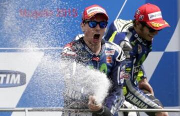 Jorge Lorenzo lo celebra junto a Rossi. 