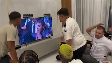 Aficionado del Real Madrid rompe televisión tras escuchar el resultado del Balón de Oro