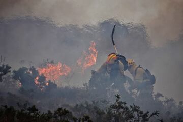 Bomberos de Asturias trabajan para extinguir las llamas en un incendio forestal en Toraño, Asturias (España). El Gobierno regional activó el pasado jueves por la noche  el Plan de Incendios Forestales del Principado de Asturias (INFOPA).