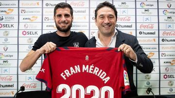 Fran M&eacute;rida y el director deportivo del club, Braulio V&aacute;zquez, durante el acto de renovaci&oacute;n del jugador.