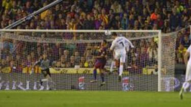 DESDE EL CIELO. Cristiano cabecea en presencia de Adriano y ante la mirada de Pinto. Su gol decidió el título en la prórroga de la final de 2011.