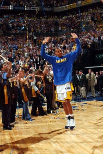 Durante la ceremonia de homenaje en el Conseco Field House tras disputar su último encuentro de liga regular. Indiana se impuso por 85-83 a Chicago.