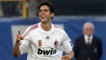 Kaká celebra un gol con el Milan