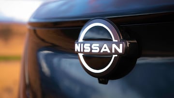 Así luce el logotipo de ,la marca Nissan en uno de los vehículos