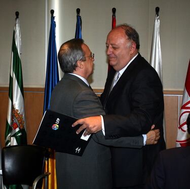 Querido y admirado por el fútbol español. Llaneza con Florentino Pérez durante una asamblea de la Liga de Fútbol Profesional en 2010.