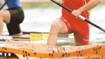 <b>SOBRE UN TIBURÓN EN EL LAGO JARUN. </b>David Cal pelea hasta la extenuación en la prueba de C-1, sobre 1.000 metros, durante los Campeonatos Mundiales celebrados en Zagreb.