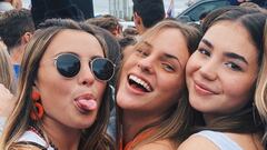 Tres chicas en un concierto, una de ellas, protagonista de un v&iacute;deo de foil que se ha hecho viral