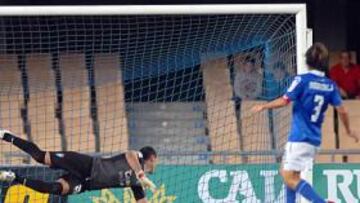 <b>TRES PUNTOS. </b>Doblas y Mendoza miran impotentes como el disparo de Soriano termina en el fondo de la portería azulina.