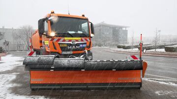 Un quitanieves despeja una carretera tras el paso de la borrasca Filomena, en Madrid (Espa&ntilde;a), a 7 de enero de 2021. La Comunidad de Madrid ha activado el nivel 1 del Plan de Inclemencias Invernales a partir de esta medianoche por previsi&oacute;n 