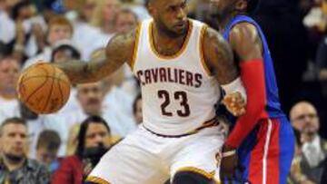 LeBron James bota ante Reggie Jackson.