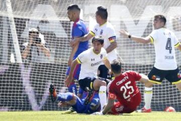 El jugador de Colo Colo Julio Barroso, centro, celebra su gol contra Universidad de Chile durante el partido de primera division disputado en el estadio Monumental de Santiago, Chile.