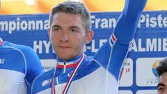 El ciclista Mathieu Riebel celebra el t&iacute;tulo de campe&oacute;n de Francia de pista en categor&iacute;a junior.