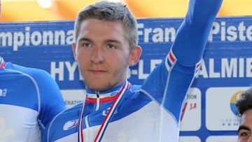 El ciclista Mathieu Riebel celebra el t&iacute;tulo de campe&oacute;n de Francia de pista en categor&iacute;a junior.