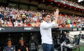 Marcelino responde a los aplausos de Mestalla. 