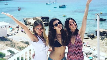 Anna Ortiz, mujer de Andr&eacute;s Iniesta, y Romarey Ventura y Melissa Jim&eacute;nez, novias de Jordi Alba y Marc Bartra, se han escapado juntas unos d&iacute;as de vacaciones a Ibiza.
 @romarey_ventura