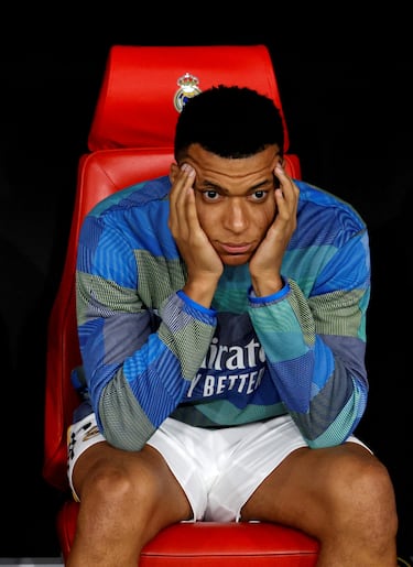 El jugador francés del Real Madrid, Kylian Mbappé, en el banquillo.