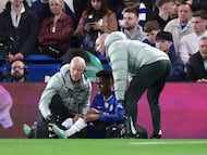Soccer Football - Premier League - Chelsea v Manchester United - Stamford Bridge, London, Britain - April 18, 2026 Chelsea's Estevao receives medical attention after sustaining an injury before being substituted REUTERS/David Klein EDITORIAL USE ONLY. NO USE WITH UNAUTHORIZED AUDIO, VIDEO, DATA, FIXTURE LISTS, CLUB/LEAGUE LOGOS OR 'LIVE' SERVICES. ONLINE IN-MATCH USE LIMITED TO 120 IMAGES, NO VIDEO EMULATION. NO USE IN BETTING, GAMES OR SINGLE CLUB/LEAGUE/PLAYER PUBLICATIONS. PLEASE CONTACT YOUR ACCOUNT REPRESENTATIVE FOR FURTHER DETAILS..