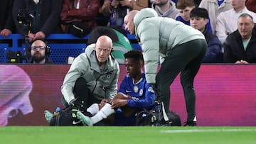 Soccer Football - Premier League - Chelsea v Manchester United - Stamford Bridge, London, Britain - April 18, 2026 Chelsea's Estevao receives medical attention after sustaining an injury before being substituted REUTERS/David Klein EDITORIAL USE ONLY. NO USE WITH UNAUTHORIZED AUDIO, VIDEO, DATA, FIXTURE LISTS, CLUB/LEAGUE LOGOS OR 'LIVE' SERVICES. ONLINE IN-MATCH USE LIMITED TO 120 IMAGES, NO VIDEO EMULATION. NO USE IN BETTING, GAMES OR SINGLE CLUB/LEAGUE/PLAYER PUBLICATIONS. PLEASE CONTACT YOUR ACCOUNT REPRESENTATIVE FOR FURTHER DETAILS..