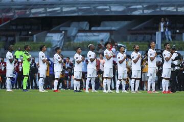 Jugadores de Honduras cantan su himno en el Estadio Azteca.