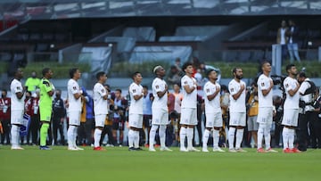 Jugadores de Honduras cantan su himno en el Estadio Azteca.