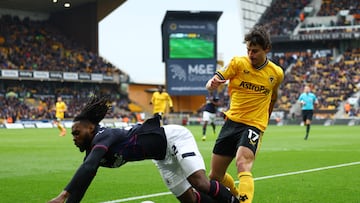 Soccer Football - Premier League - Wolverhampton Wanderers v Luton Town - Molineux Stadium, Wolverhampton, Britain - April 27, 2024 Wolverhampton Wanderers' Hugo Bueno in action with Luton Town's Fred Onyedinma REUTERS/Molly Darlington NO USE WITH UNAUTHORIZED AUDIO, VIDEO, DATA, FIXTURE LISTS, CLUB/LEAGUE LOGOS OR 'LIVE' SERVICES. ONLINE IN-MATCH USE LIMITED TO 45 IMAGES, NO VIDEO EMULATION. NO USE IN BETTING, GAMES OR SINGLE CLUB/LEAGUE/PLAYER PUBLICATIONS.