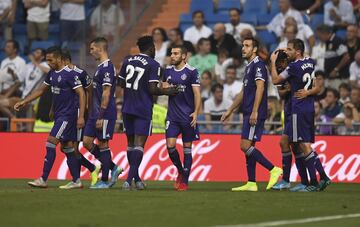 El jugador del Real Valladolid, Guardiola, celebra el 1-1 al Real Madrid con el resto del equipo. 