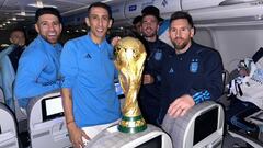 Leo Messi junto a Ángel Di María, Nicolás Otamendi y Rodrigo De Paul.