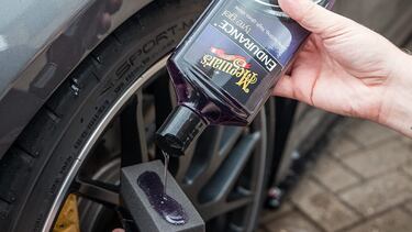 ?Cmo dejar los neumticos como nuevos? Este gel para el coche que triunfa en Amazon es la respuesta