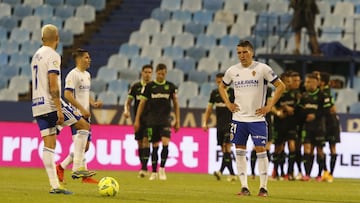 Una imagen del abatimiento del Real Zaragoza, tras el tercer gol del Leganés.