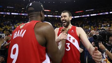 OAKLAND, CALIFORNIA - JUNE 13: Serge Ibaka #9 and Marc Gasol #33 of the Toronto Raptors celebrates their teams victory over the Golden State Warriors in Game Six to win the 2019 NBA Finals at ORACLE Arena on June 13, 2019 in Oakland, California. NOTE TO USER: User expressly acknowledges and agrees that, by downloading and or using this photograph, User is consenting to the terms and conditions of the Getty Images License Agreement.   Ezra Shaw/Getty Images/AFP
 == FOR NEWSPAPERS, INTERNET, TELCOS &amp; TELEVISION USE ONLY ==