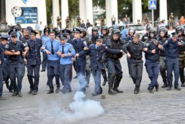 Policia ucraniana creando una cordón de seguridad para separar a fans del Legia Varsovia y del Zorya Lugansk.