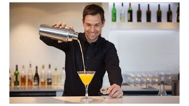 Esta coctelera con vaso medidor de acero es perfecta para preparar tus cocteles favoritos