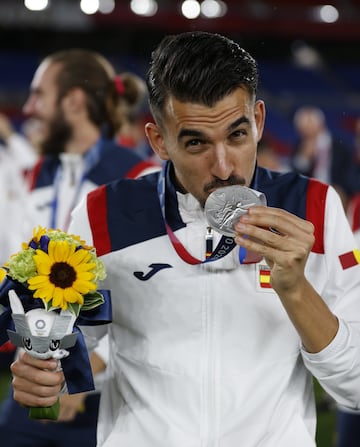 Ceballos besa la medalla de plata. 