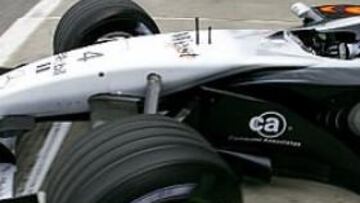 <B>FLECHAS DE PLATA.</B> El McLaren-Mercedes de Kimi Raikkonen ha sido el más rápido en la segunda jornada de entrenamientos privados en el circuito de Jerez.