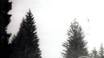 Miguel Poblet reclama desesperado una rueda en una etapa de los Dolomitas del Giro de Italia 1958.