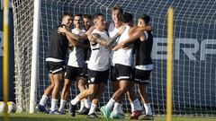 Los jugadores del M&aacute;laga hacen pi&ntilde;a durante el entrenamiento de este jueves.