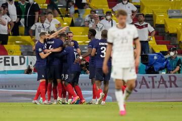 1-0. Los jugadores de la selección de Francia celebran el primer gol que marca Mats Hummels en propia puerta.