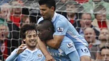 <b>UNO DE LOS FAVORITOS. </b>Silva y Agüero se disponen a celebrar un gol del City con Balotelli.