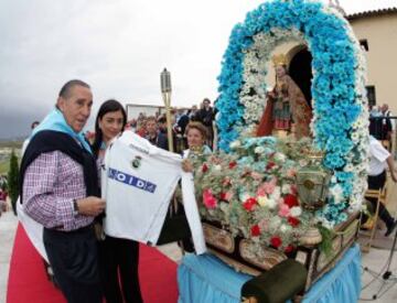 Yosu durante la tradicional ofrenda floral del Racing a la Virgen del Mar en 2005.