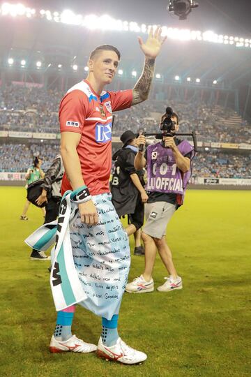 El jugador del Sagan Tosu Fernando Torres se despide de los aficionados.