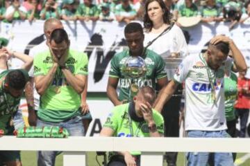 Los jugadores de Chapecoense supervivientes del accidente Jakson Follmann y Alan Ruschel.