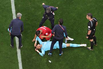 El portero de Irán, Alireza Beiranvand, tendido en el suelo tras un choque con su compañero de selección durante el encuentro frente a Inglaterra. El guardameta tuvo que ser sustituido.