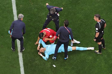 El portero de Irán, Alireza Beiranvand, tendido en el suelo tras un choque con su compañero de selección durante el encuentro frente a Inglaterra. El guardameta tuvo que ser sustituido.